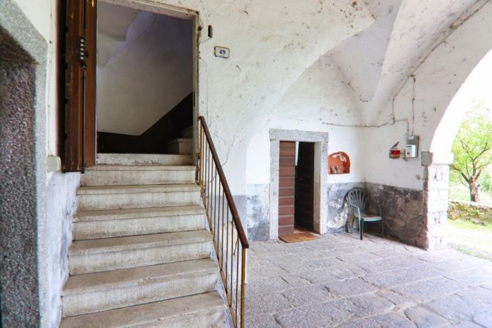 Image No.24-8 Bed Property for sale