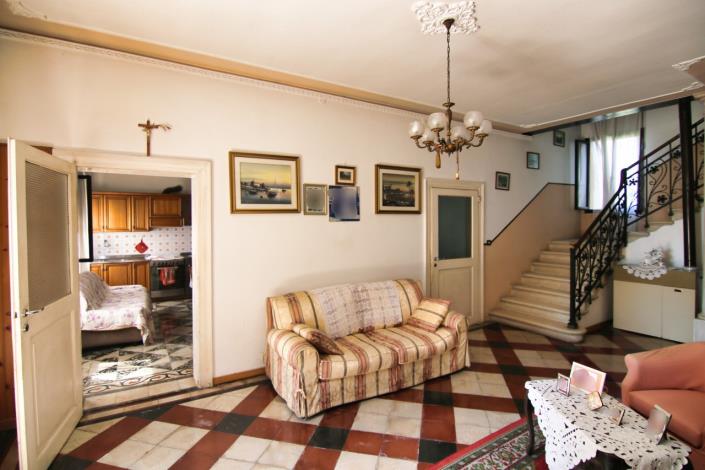 Image No.6-5 Bed House for sale