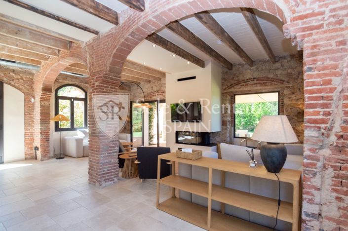 Image No.10-9 Bed Villa for sale