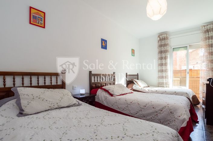 Image No.13-4 Bed Flat for sale