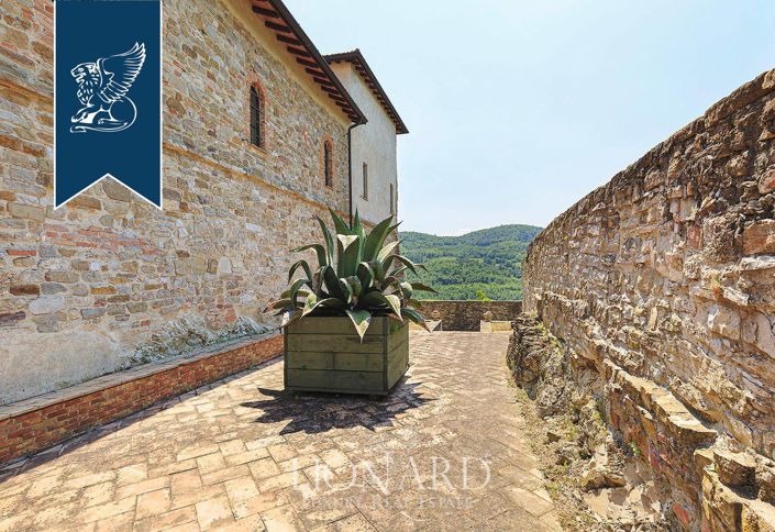 Image No.20-8 Bed Property for sale