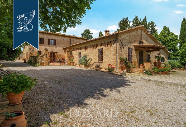 Image No.4-12 Bed Farmhouse for sale