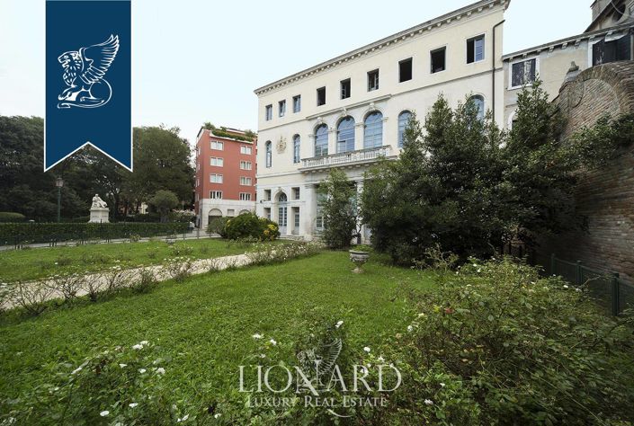 Image No.12-25 Bed Property for sale