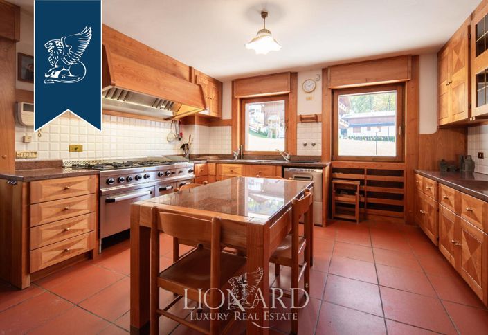 Image No.9-10 Bed Villa for sale