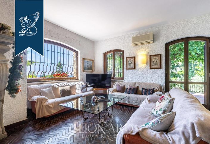 Image No.16-10 Bed Villa for sale