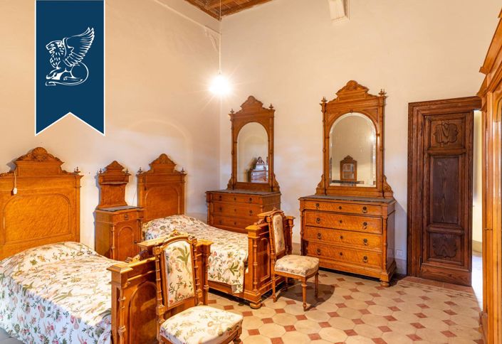 Image No.60-100 Bed Farmhouse for sale