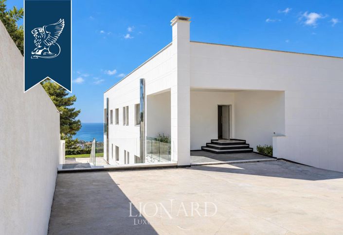 Image No.10-8 Bed Villa for sale