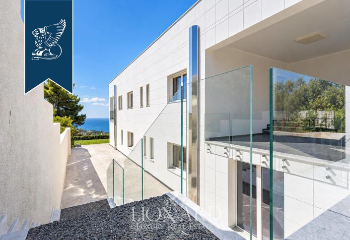 Image No.12-8 Bed Villa for sale