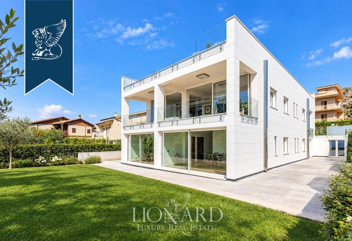 Image No.2-8 Bed Villa for sale