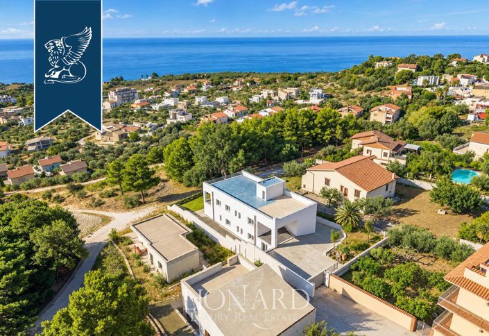Image No.3-8 Bed Villa for sale