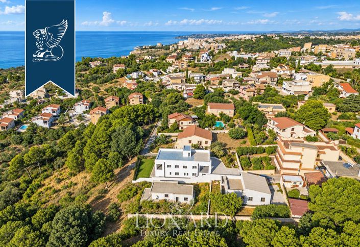 Image No.4-8 Bed Villa for sale