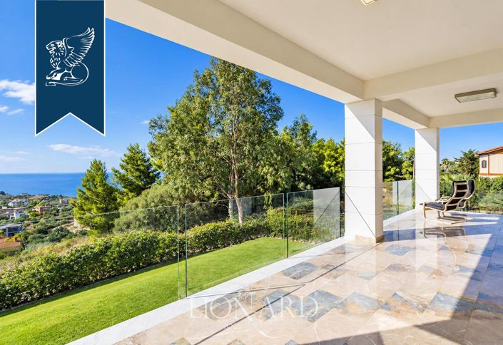 Image No.9-8 Bed Villa for sale