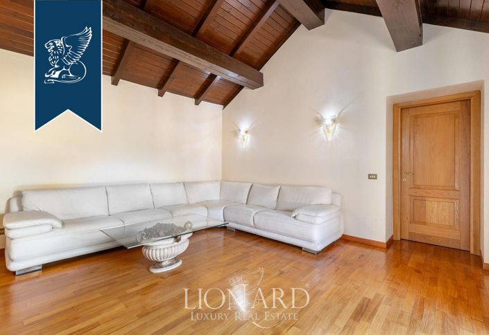 Image No.15-12 Bed Farmhouse for sale