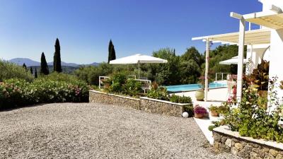 Spacious-Country-Estate-with-Two-Detached-Homes-on-8-000-m--of-Private-Land--4-