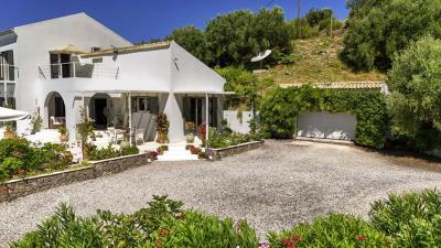 Spacious-Country-Estate-with-Two-Detached-Homes-on-8-000-m--of-Private-Land--13-