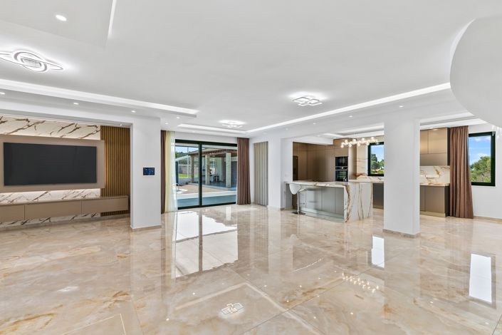 Image No.12-5 Bed Property for sale