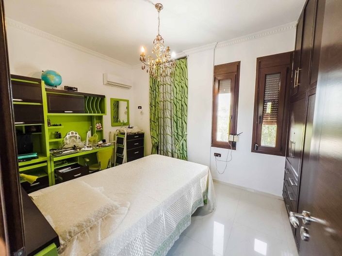 Image No.14-8 Bed Property for sale