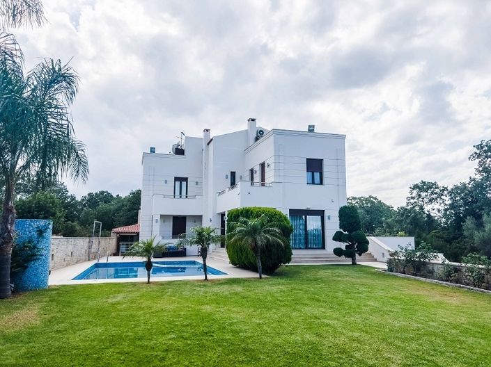 Image No.2-8 Bed Property for sale