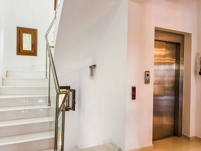 Image No.8-8 Bed Property for sale