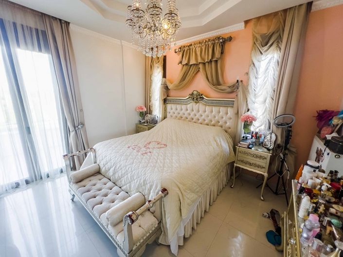 Image No.9-8 Bed Property for sale