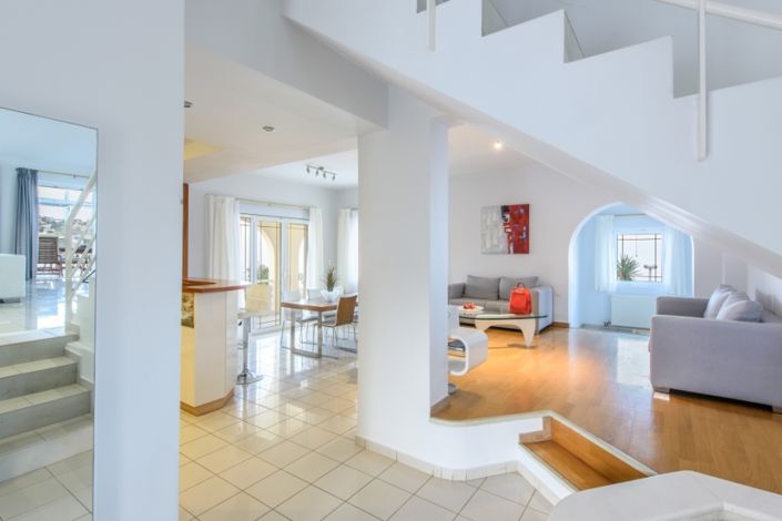Image No.11-7 Bed Property for sale