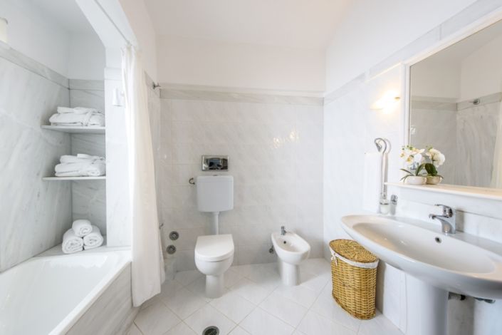 Image No.8-7 Bed Property for sale