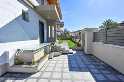 Exterior 3