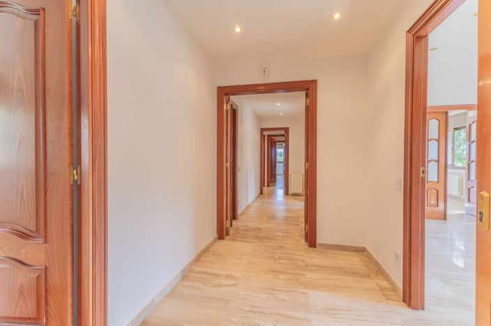 Image No.10-8 Bed House/Villa for sale