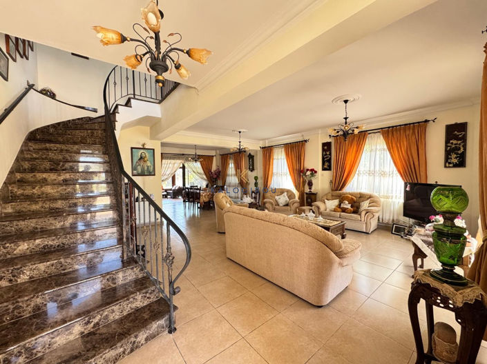 Image No.4-5 Bed House for sale