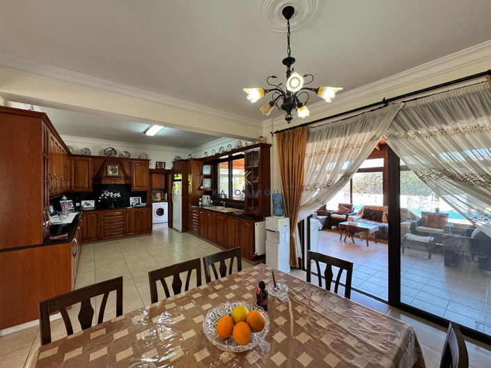 Image No.8-5 Bed House for sale