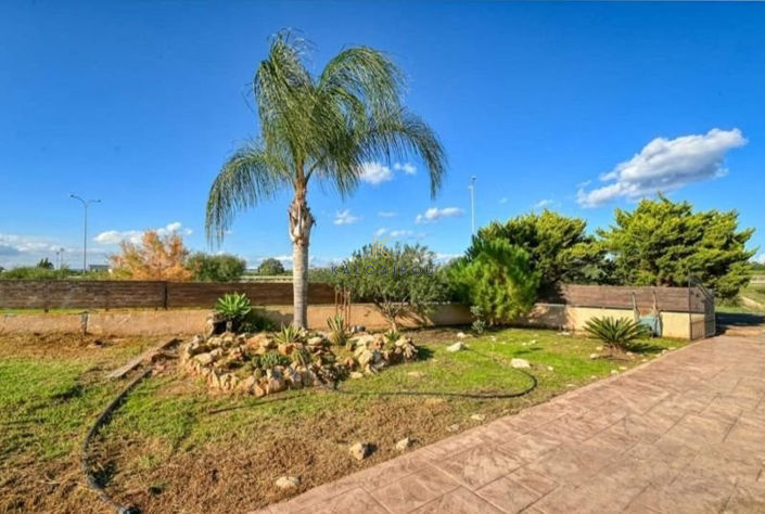 Image No.15-3 Bed House for sale