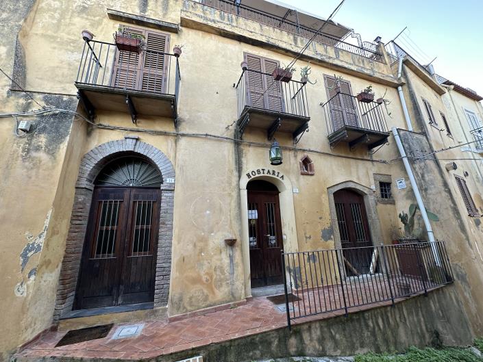 Image No.2-6 Bed Semi-Detached for sale
