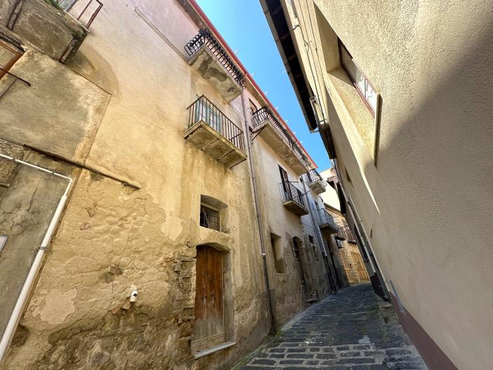 Image No.48-5 Bed Property for sale