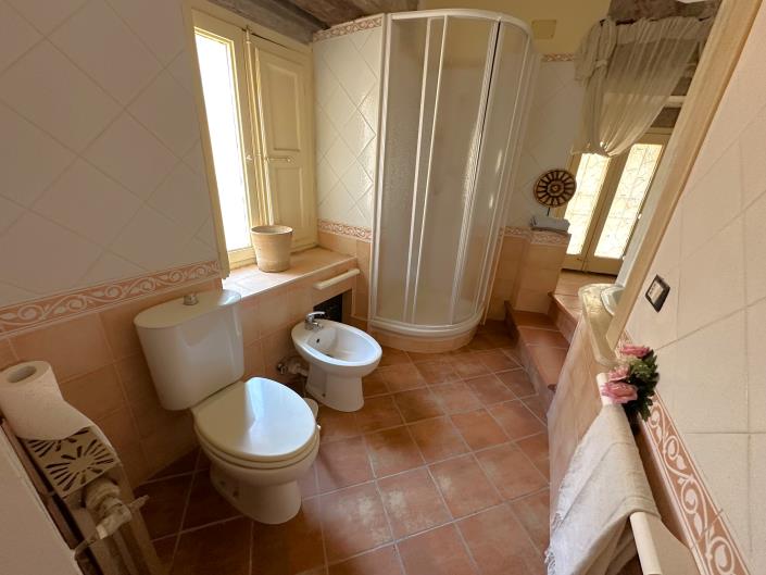 Image No.33-5 Bed Property for sale