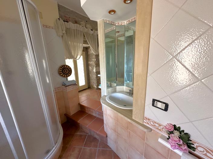 Image No.34-5 Bed Property for sale
