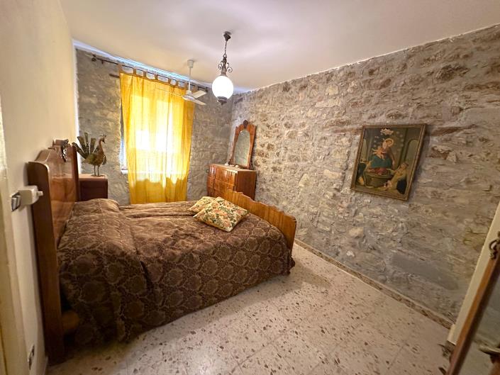 Image No.40-5 Bed Property for sale
