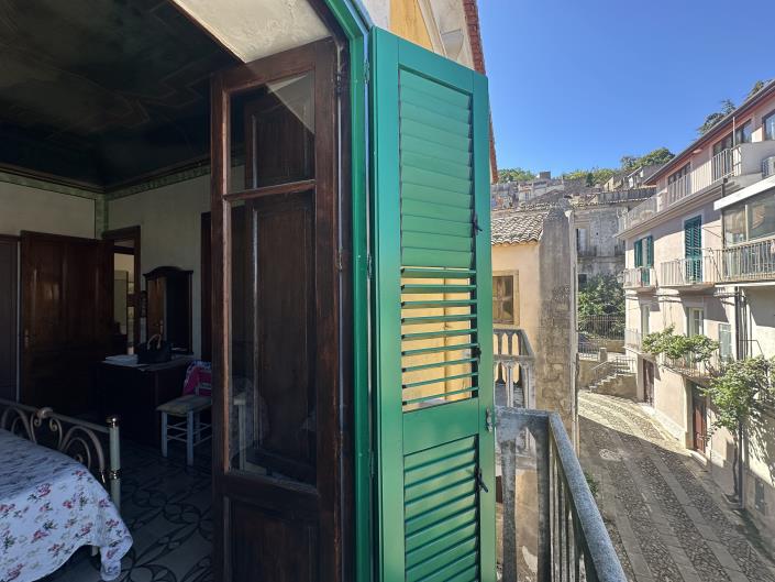 Image No.40-3 Bed Property for sale