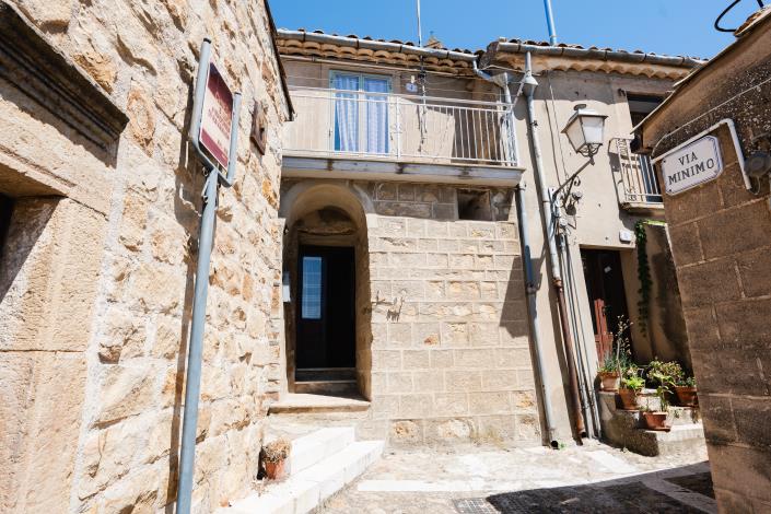 Image No.24-3 Bed Townhouse for sale
