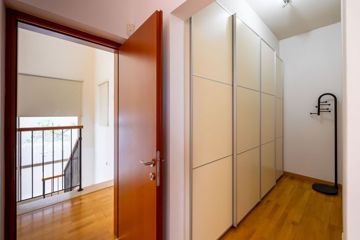 Image No.17-5 Bed House for sale