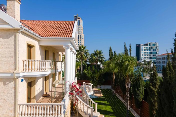 Image No.2-6 Bed House for sale