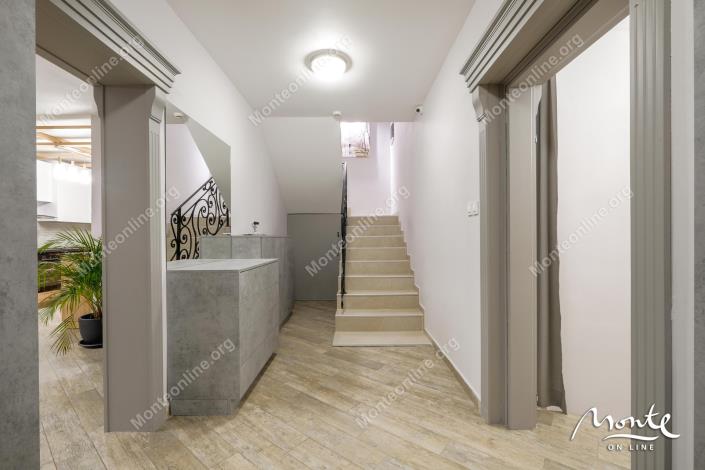 Image No.2-Maison de 5 chambres à vendre à Tivat
