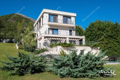 elegantnaya-villa-s-bassejnom-i-potryasayushhim-vidom-na-tivatskij-zaliv_04