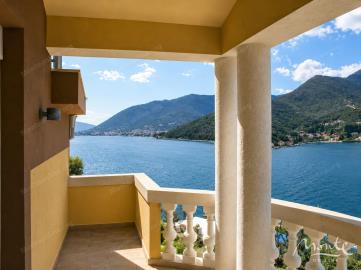 dom-s-bassejnom-i-vidom-na-more-v-lepetane-opatovo-tivat_05