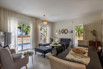 beautiful-seaside-apartment-with-private-pool-8