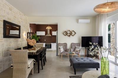 beautiful-seaside-apartment-with-private-pool-11
