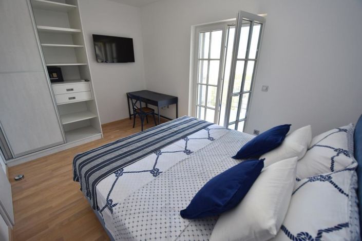 Image No.10-2 Bed Property for sale
