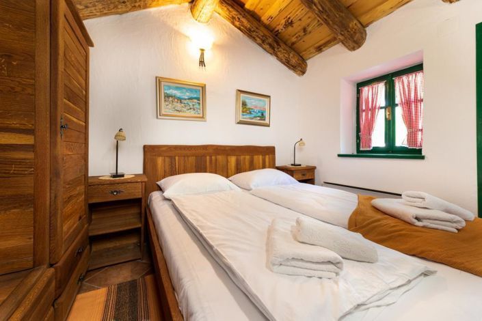 Image No.18-6 Bed Property for sale