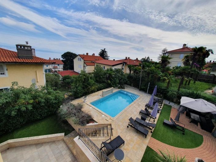 Image No.3-12 Bed Property for sale