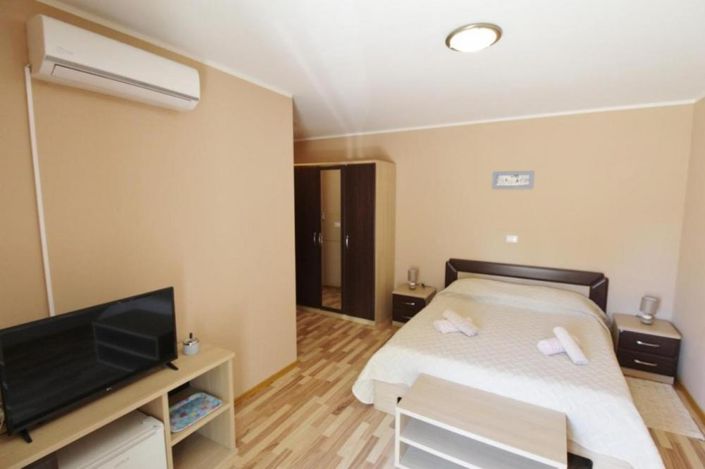 Image No.11-8 Bed Property for sale