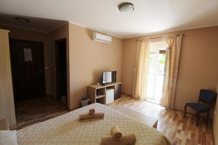 Image No.15-8 Bed Property for sale